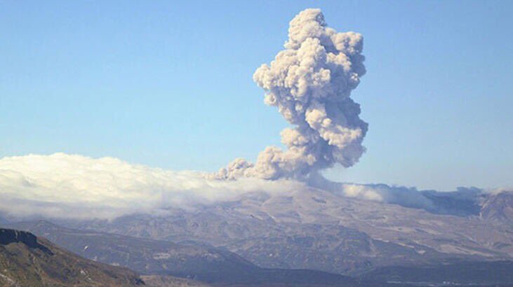 Strong vulcanian-type explosion from Ebeko volcano on 5 September (image: @Deprem_Raporu/twitter)