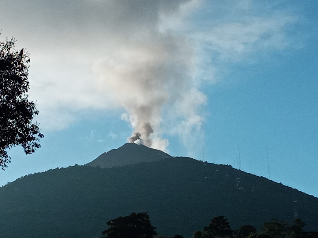 Ash emissions from Pacaya volcano on 8 November (image: @ConredGuatemala/twitter)