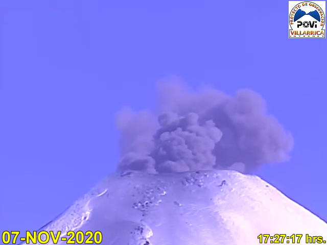 Explosive eruption from Villarica volcano on 7 November (image: @povi_cl/twitter)