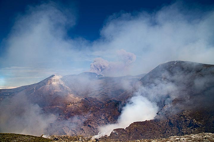 Ash emission from Etna's NE crater on 30 Sep 2018 (image: Emanuela Carone / VolcanoDiscovery Italia)