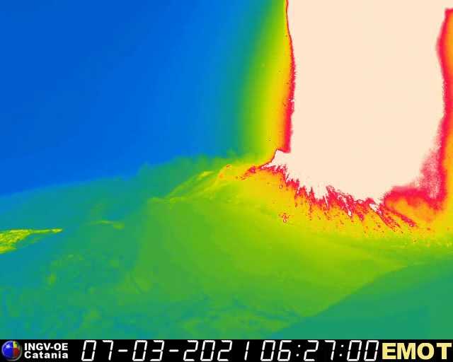 Thermal view of the lava fountain (image: INGV wecam)