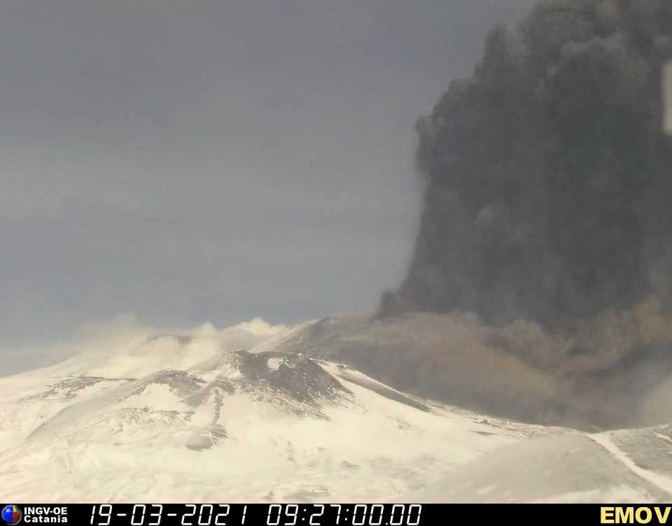 Lava fountain during the peak of this morning's paroxysm at Etna's New SE crater (image: INGV webcam on Montagnola)