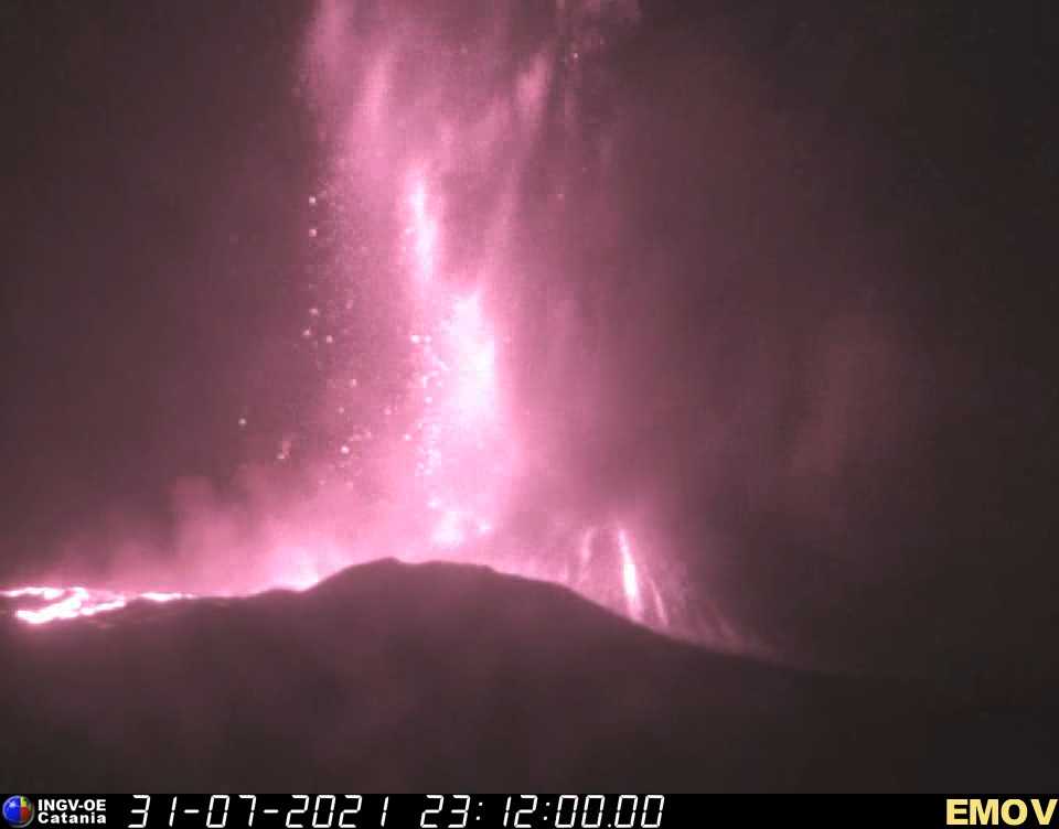 Lava fountain from the New SE crater around midnight 31 July-1 Aug (image: INGV webcam from Montagnola)