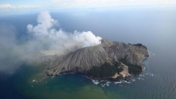Aerial view of White Island volcano with an ash and gas plume (image: @nzherald/twitter)
