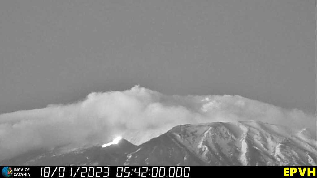 New surface lava flow from the effusive vent at the southern base of Etna's SE crater (image: INGV thermal webcam)