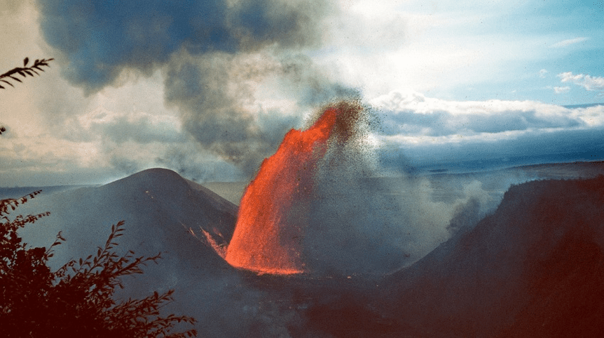 Lava fountain during 1959 Kīlauea Iki eruption producing the olivines used in this innovative study at Stanford University (Image: USGS).