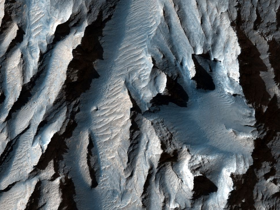 Newly released image taken by HiRISE of rifts in the Valles Marineris (Image: NASA).