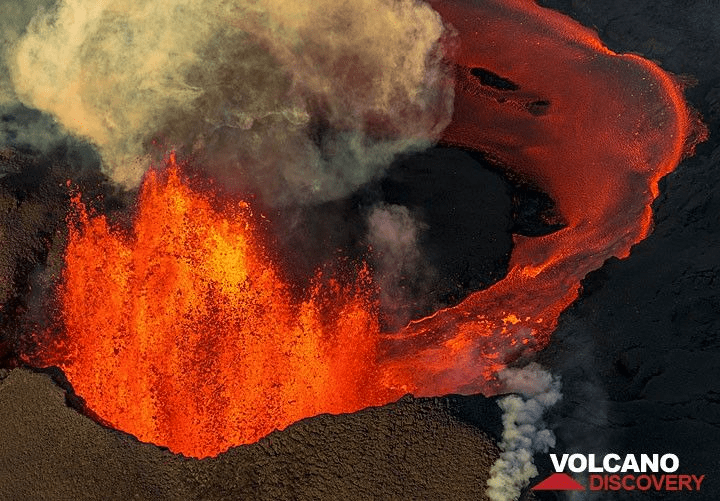 Lava erupts from a fissure in Iceland’s Holuhraun lava field on 4 September 2014 – vast quantities of sulphur dioxide were also released during this eruption, converted to fine particles that caused an increase in respiratory disease in the Icelandic population (Image: Tom Pfeiffer, 2014).