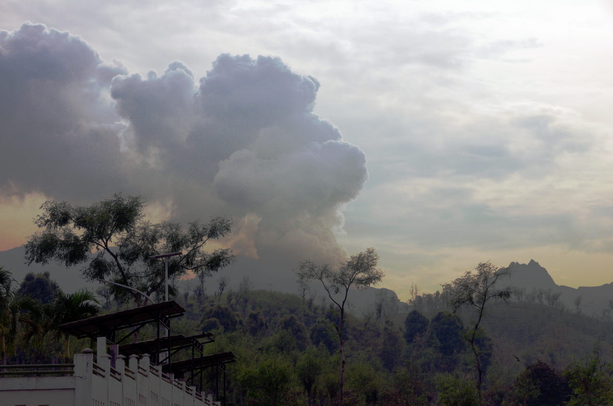 Steaming Kelut volcano this morning (photo: Aris Yanto)