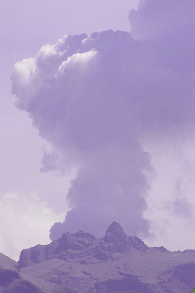 Degassing plume of Kelut yesterday (photo: Aris Yanto)