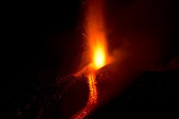 Strmbolian activity and lava flow from Etna's SE crater Photo: Emanuela / VolcanoDiscovery Italia)