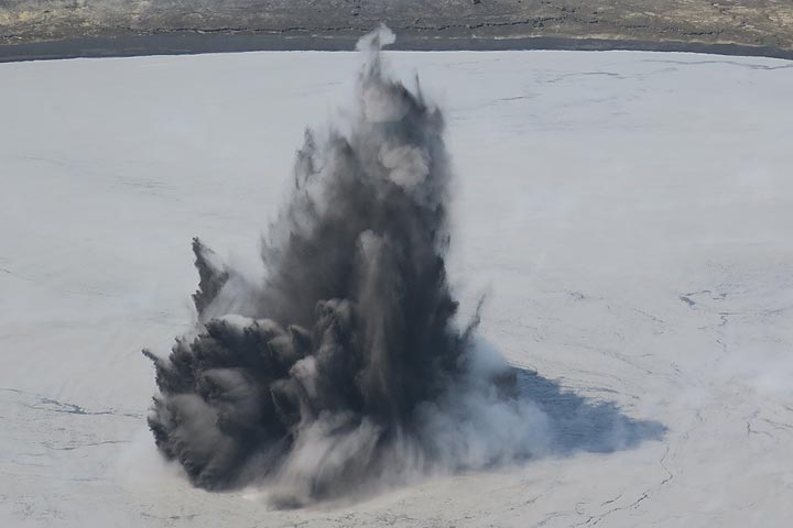 Eruption at Krakatau Nov 2019 (image: Andrej Nikiforov)