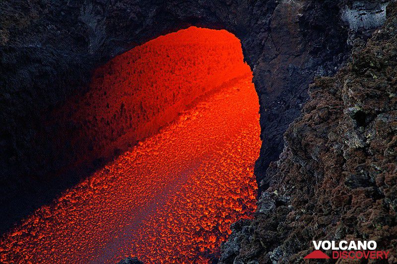 Etna's lava flow on 7 April 2017 (photo: Emanuela / VolcanoDiscovery Italy)