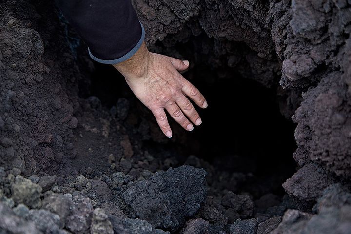 The hole of the fallen tree, still hot  (photo: Emanuela / VolcanoDiscovery Italia)