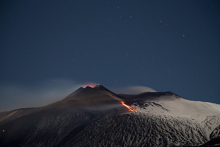 Lava effusion from the new effusive vent at the lower NE flank of Etna's NSEC (photo from last evening: Emanuela / VolcanoDiscovery Italia)