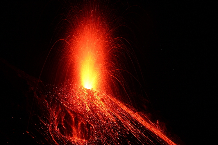 Powerful eruption of Stromboli's east crater, showering its flanks with incandescent bombs  (photo: Marc Szlegat)