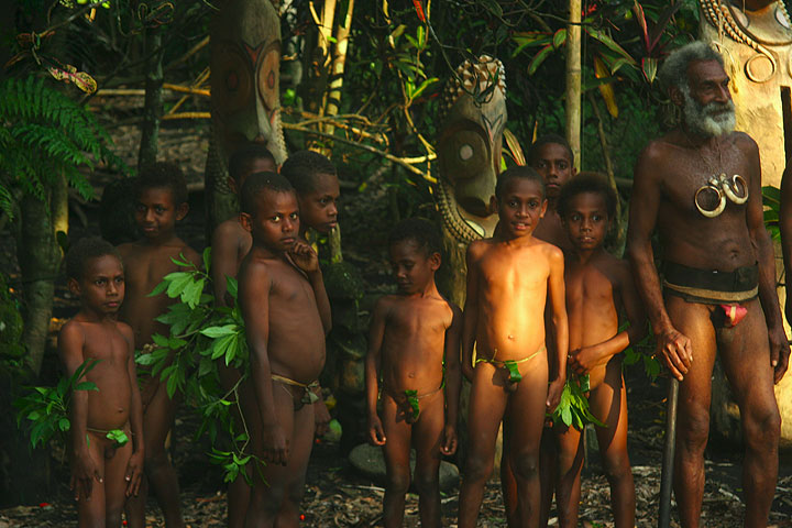Enfants dans un village à Tanna