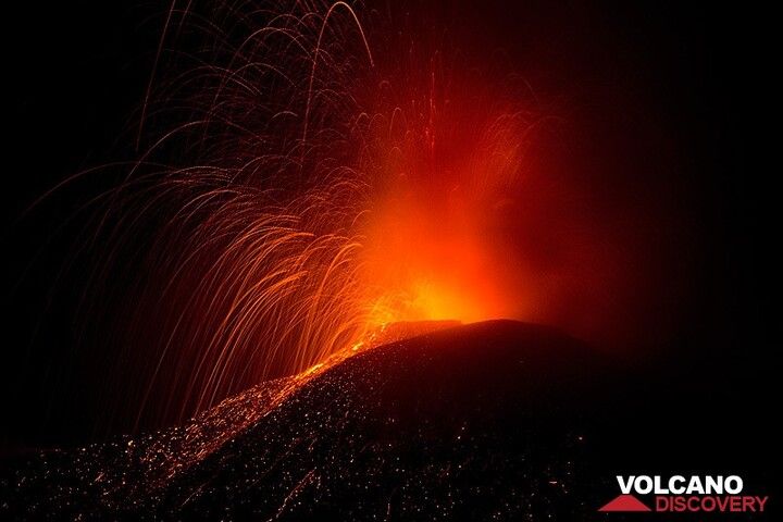 Powerful explosion at Etna New SE crater on 11 Aug 2014 (Photo: Emanuela / VolcanoDiscovery Italia)