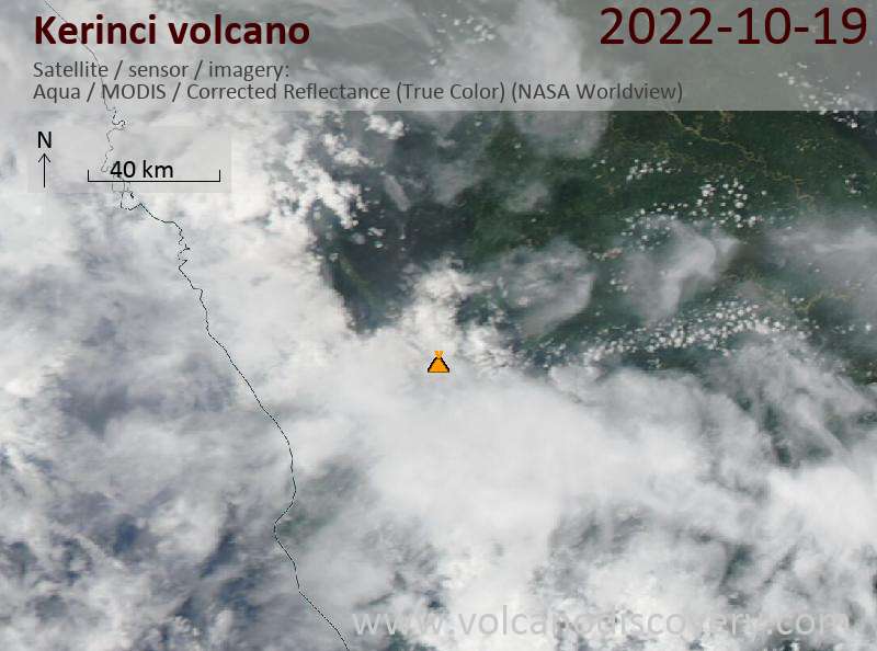 2022 年 10 月 20 日のケリンチ火山の衛星画像