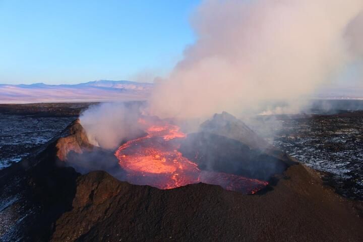 By the winter of 2014, the exposive activity had subdued and changed into effusive activity of lava flowing from a large active lava lake. Photograph from the Institure of Earth Sciences at the University of Iceland.