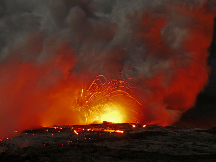 Littoral explosion (photo: Ingrid / VolcanoDiscovery)