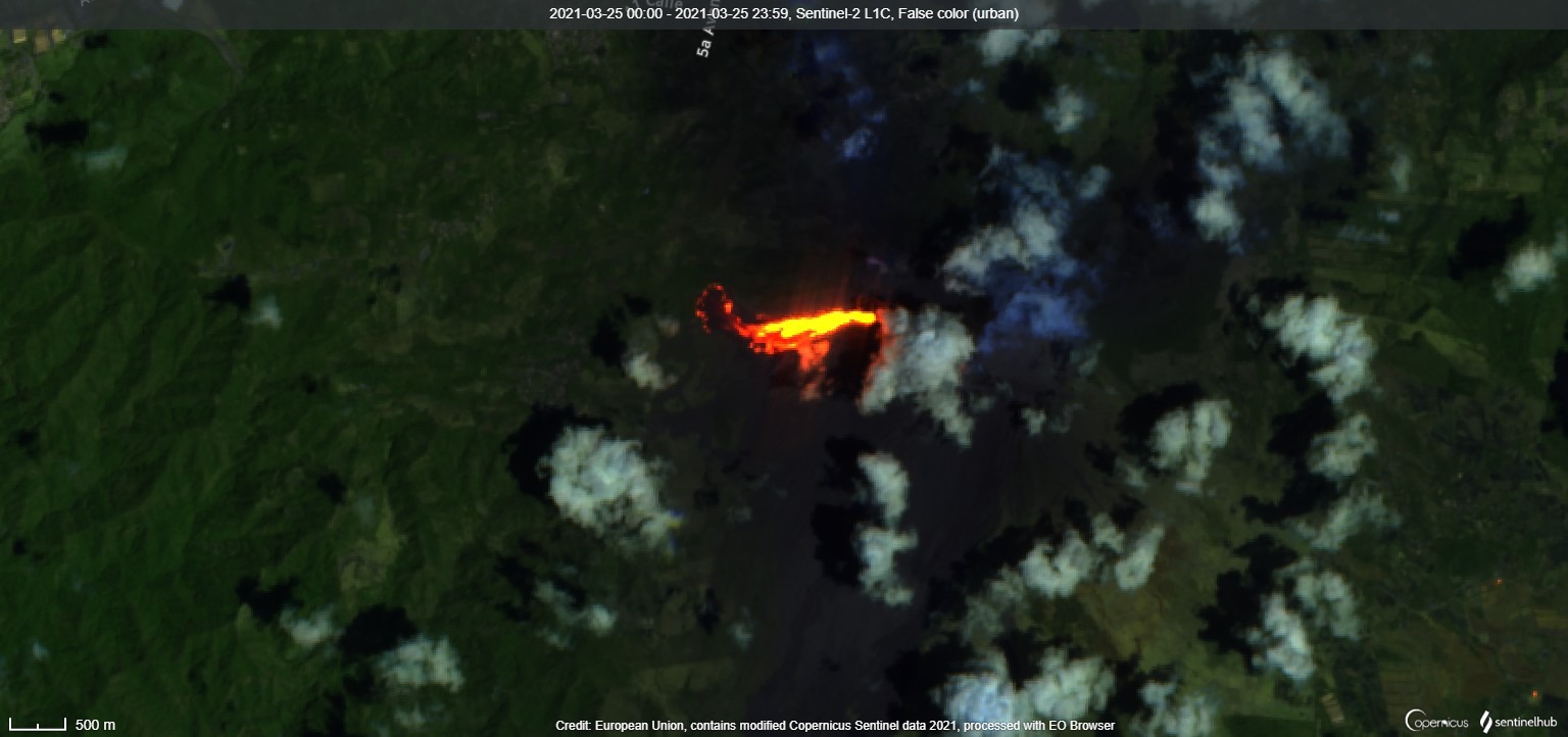 Multiple lava flows on the SW flank of the volcano reached the vegetation (image: Sentinel 2)