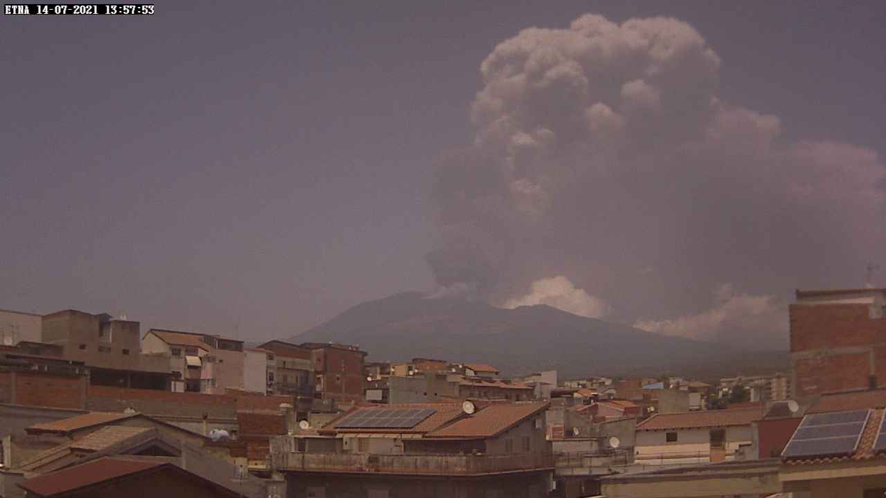 Eruption column during yesterday's paroxysm at Etna (image: Radio Touring webcam from SW side)