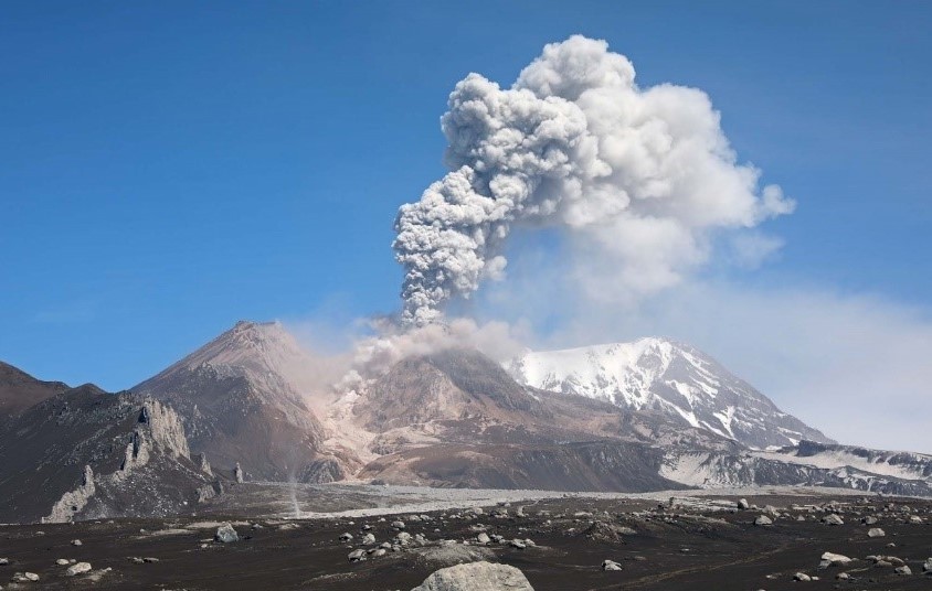 Explosion of Shiveluch in May 2017 - Ash plume reached height of approx. 5km, pyroclastic flows followed (Image: Institute of Volcanology and Seismology FEB RAS, KVERT on Smithsonian Institute GVP)