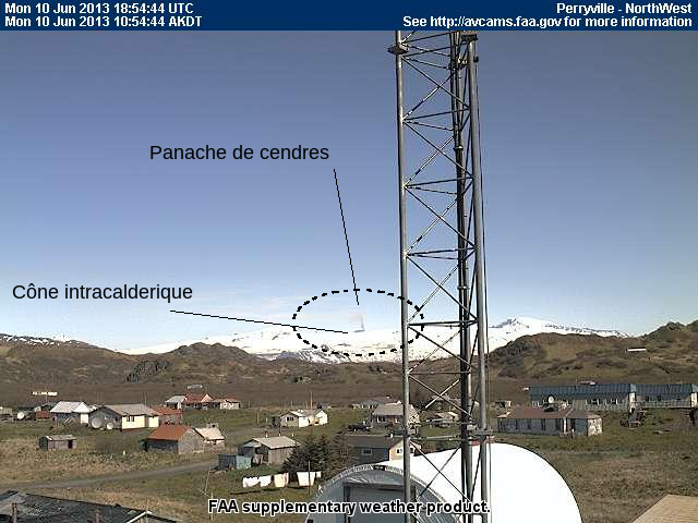 Weak ash plume from Veniaminof (FAA webcam, annotated by Blog Culture Volcan)