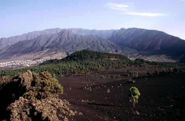 Island of La Palma in the Canaries, Volcán Taburiente in background – study site for research by Thiele et al. (2020) (Image: Global Volcanism Program)
