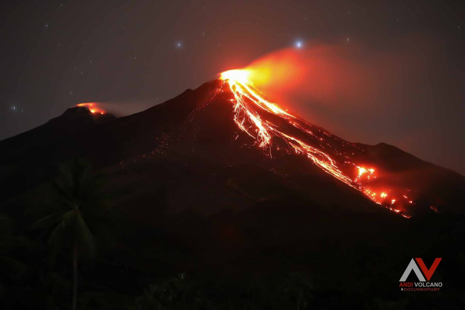 Glowing lava blocks emanating from the lava dome (image: Andi/VolcanoDiscovery Indonesia)