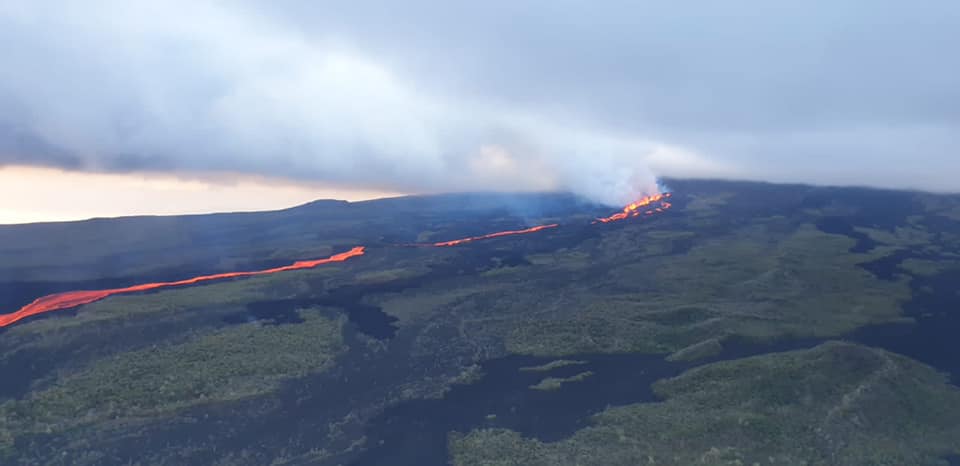 Lava flows from fissure vents (image: Parque Nacional Galápagos)