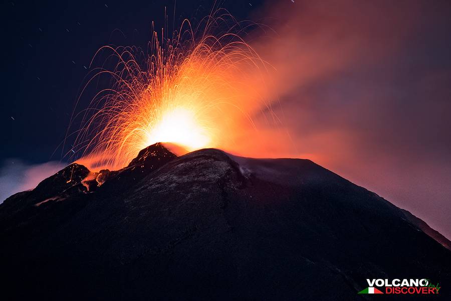 Strombolian Activity from the SE crater  (photo: Emanuela / VolcanoDiscovery Italy)