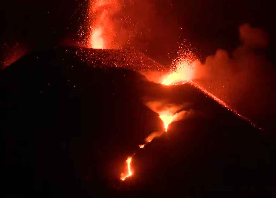 La Palma eruption live evening of 19 Oct 21 (image:  TV La Palma live stream)