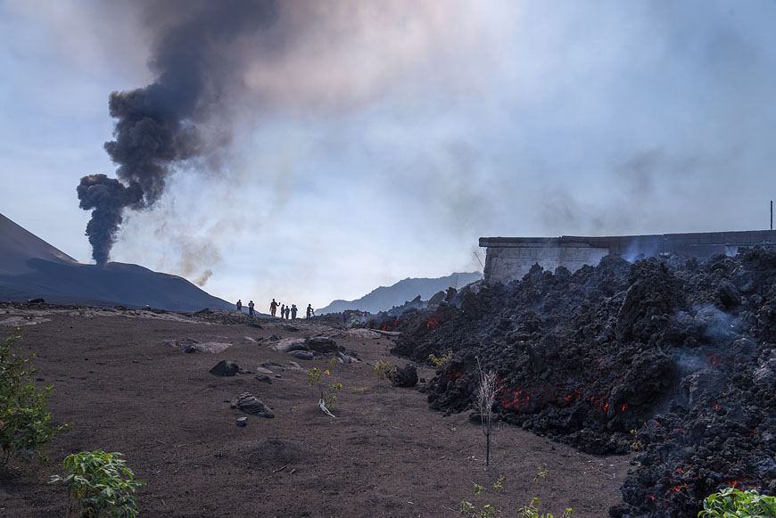 Advancing lava flow in Portela village, with the active volcano in the background (Photo: Martin Rietze)