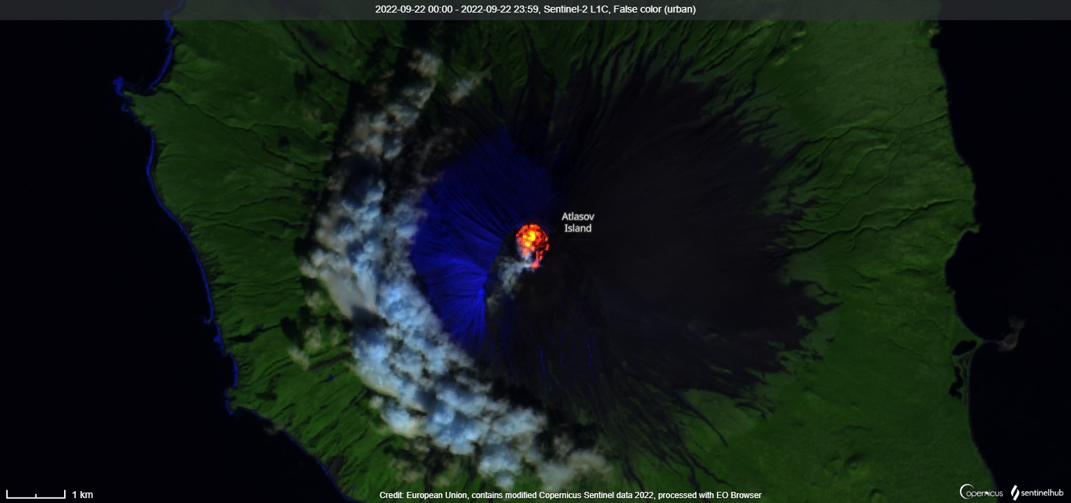 Strong heat radiation in the summit crater at Alaid volcano continues (image: Sentinel 2)