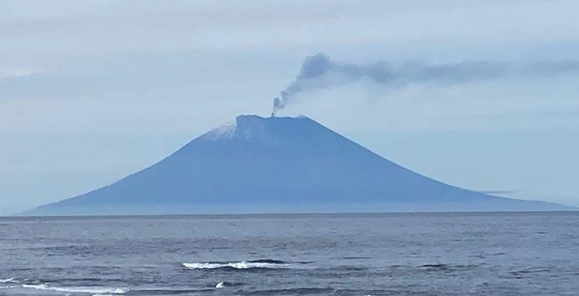 Continuing ash emissions from Alaid volcano (image: Новости Кам 24/twitter)