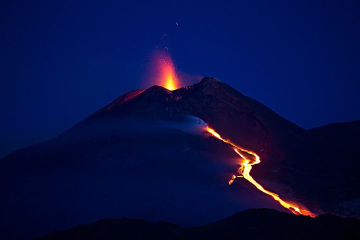 Strombolian activity and the lava flow this morning (14 May) (photo: Emanuela / VolcanoDiscovery Italia)