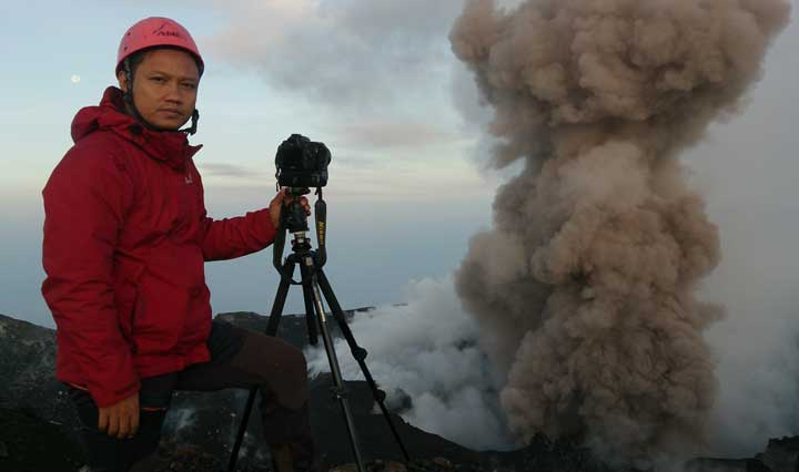 Andi - VolcanoDiscovery's representative in Indonesia - on Slamet volcano in March 2014