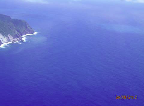 Aerial monitoring conducted by the JCG on August 26th. Red circle indicates discolored sea water area located around southeastward from the southern edge of Aogashima. (JMA)