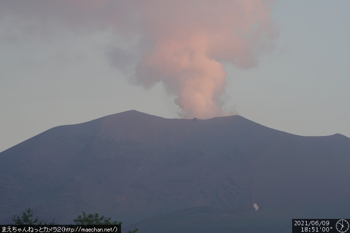 Ongoing gas and steam plume from Asama volcano today may indicate possible eruption (image: JMA)