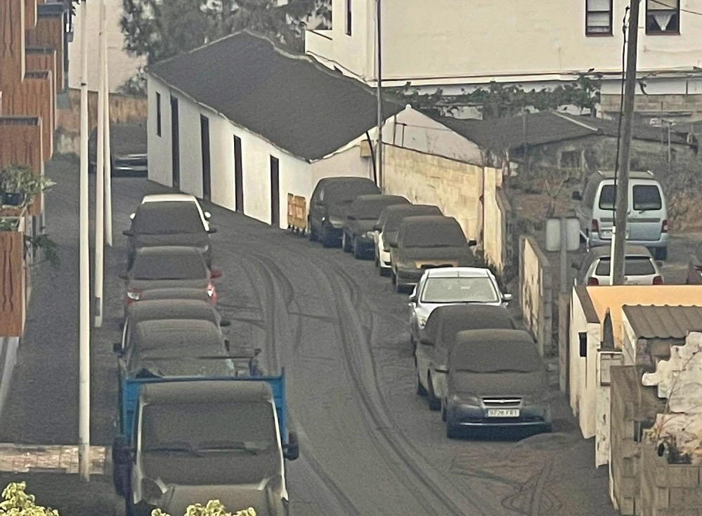 Street and cars covered in ash in Los Llanos de Ariadne (image: El Time)