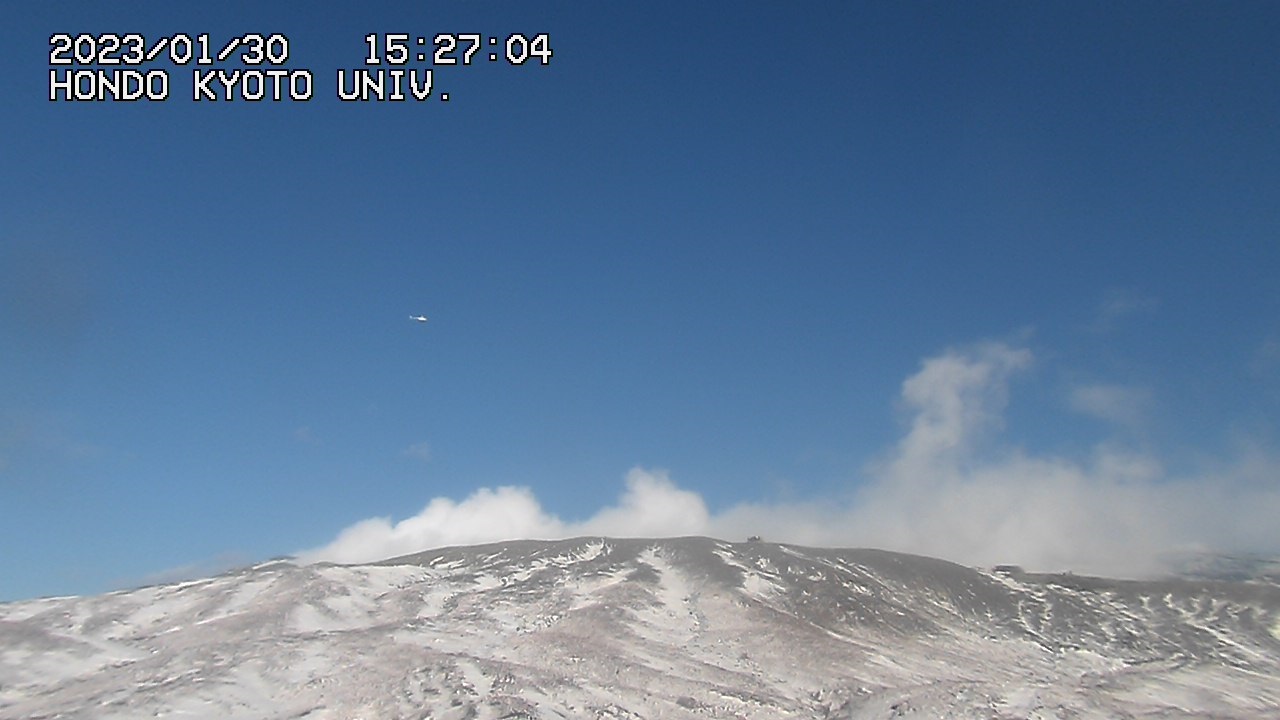 Gas and water vapor emissions rising from Aso volcano (image: Hondo Kyoto university)