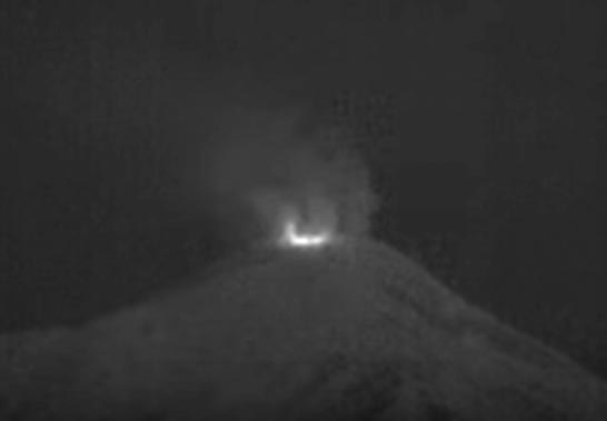 Incandescence at Avachinsky volcano at night (8 Dec 2019)