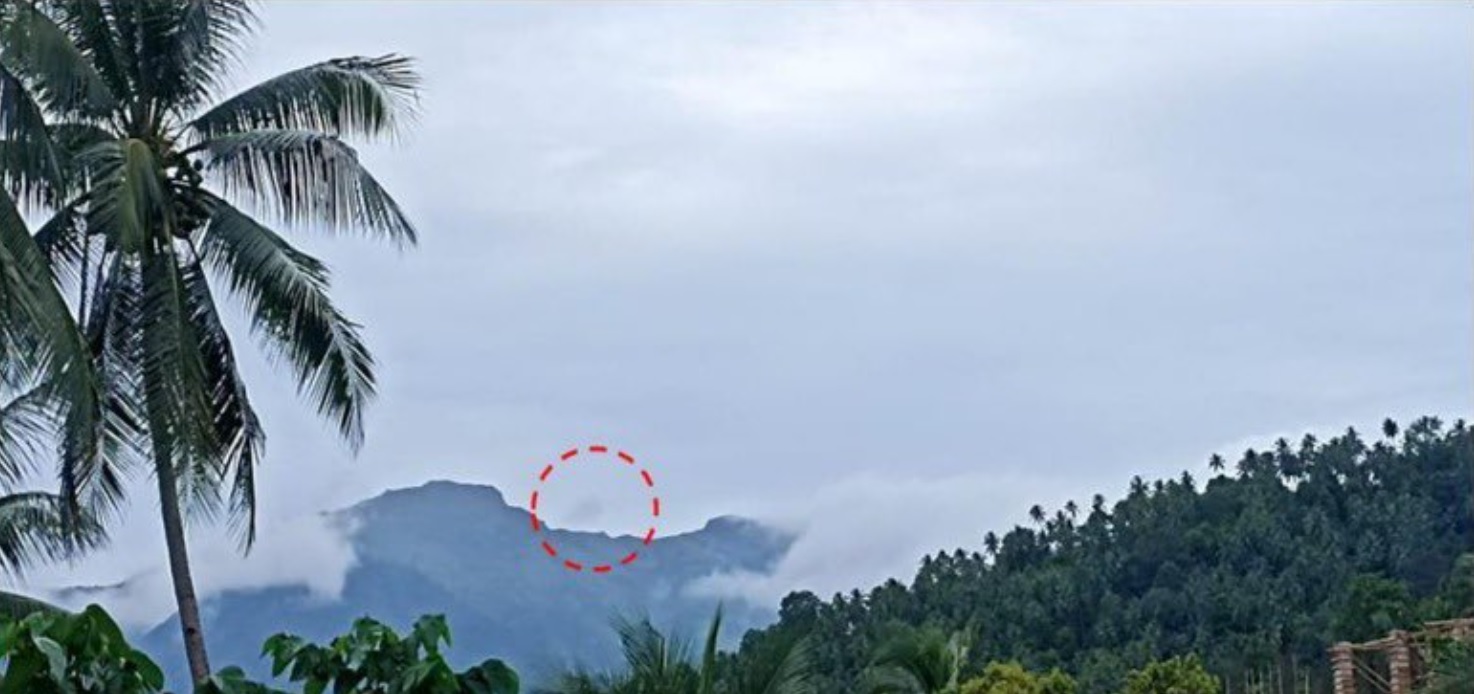 White plume from the crater area of Awu volcano yesterday (image: Badan Geologi/twitter)