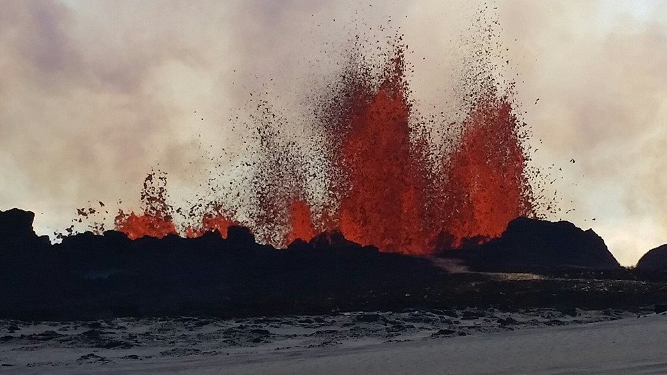 Lava fountains on the eruptive fissure on 2 Sep (Univ. Iceland / facebook)