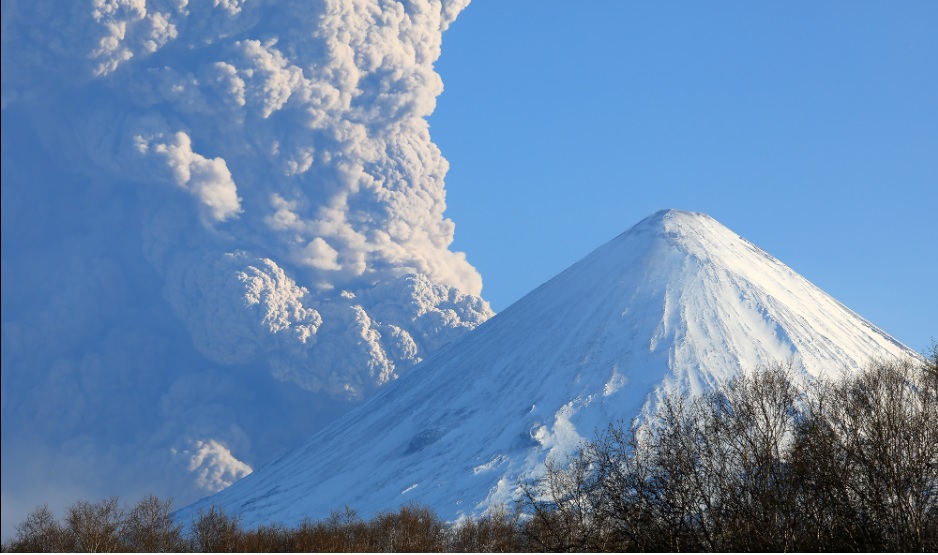 Erupting Bezymianny volcano with Klyuchevskoy volcano in the foreground (image: volkstat.ru)