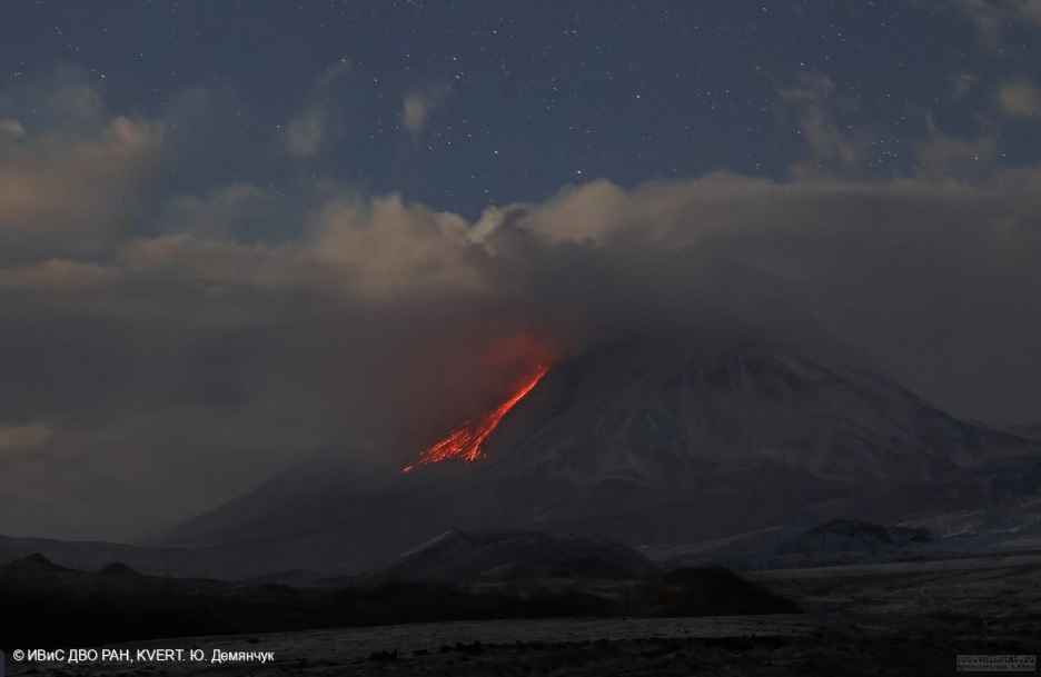 Incandescence of the dome blocks and hot avalanches from Bezymianny volcano on 23 October (image: Yu. Demyanchuk)
