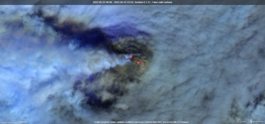 The lava dome glow and incandescence of the dome blocks at Bezymianny volcano visible from satellite on 22 May (image: Sentinel 2)