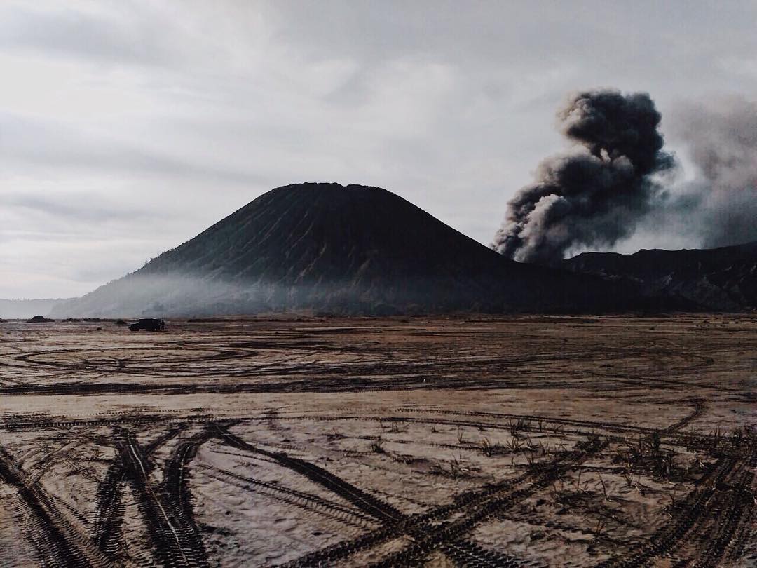 Ash emission from Bromo this morning (photo: xbeechunettex /Instagram)
